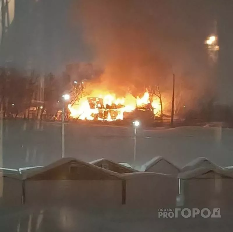 Фото к статье: В Чебоксарах на речном порту горит частный дом