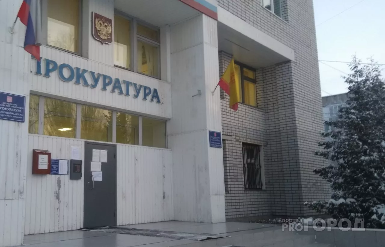 Фото к статье: В Чувашии чиновник принудительно отправлял подчиненных работать на стройке у сына за зарплату от государства
