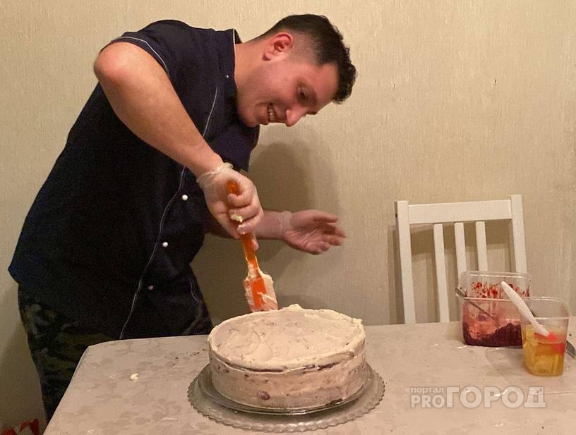 Участник кулинарного шоу на "Пятнице!" из Чебоксар готовит шашлык, а мечтает о собственной кондитерской: “Меня начали узнавать на улице”
