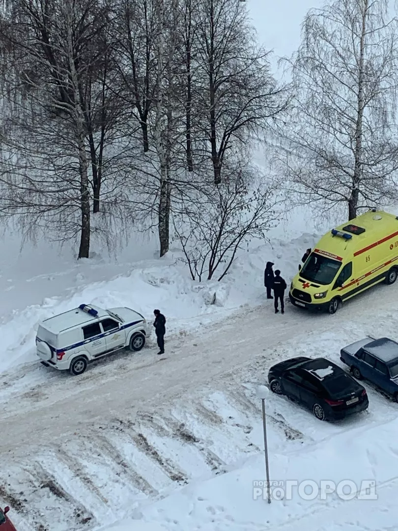 Фото к статье: В Чебоксарах под окнами девятиэтажки сидел мужчина босиком и в одной майке: выпал с балкона и выжил