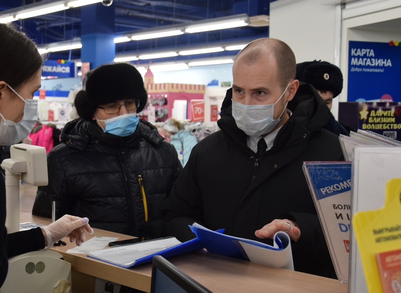Чиновники Чебоксар прошлись по гипермаркетам и ТЦ с проверкой: покупатели без масок спешно пытались прикрыться шарфами