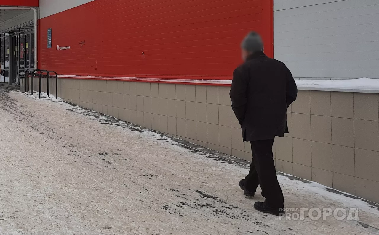 Фото к статье: Приехавший в Чебоксары мужчина тратил в супермаркетах деньги школьницы