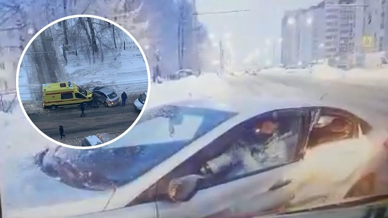Фото к статье: В Чебоксарах скорая помощь с ребенком попала в ДТП