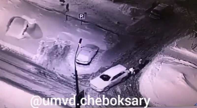 Фото к статье: В Чебоксарах "Тойота" сдавала назад и наехала на пешехода