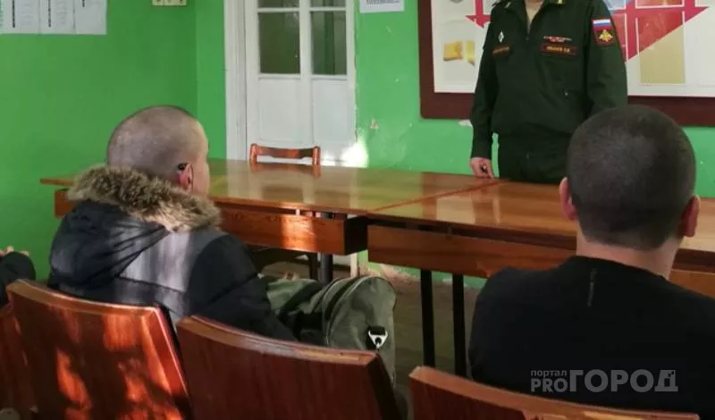 Фото к статье: В Чебоксарах 19-летний призывник сбежал от сотрудников военкомата, выпрыгнув из окна квартиры