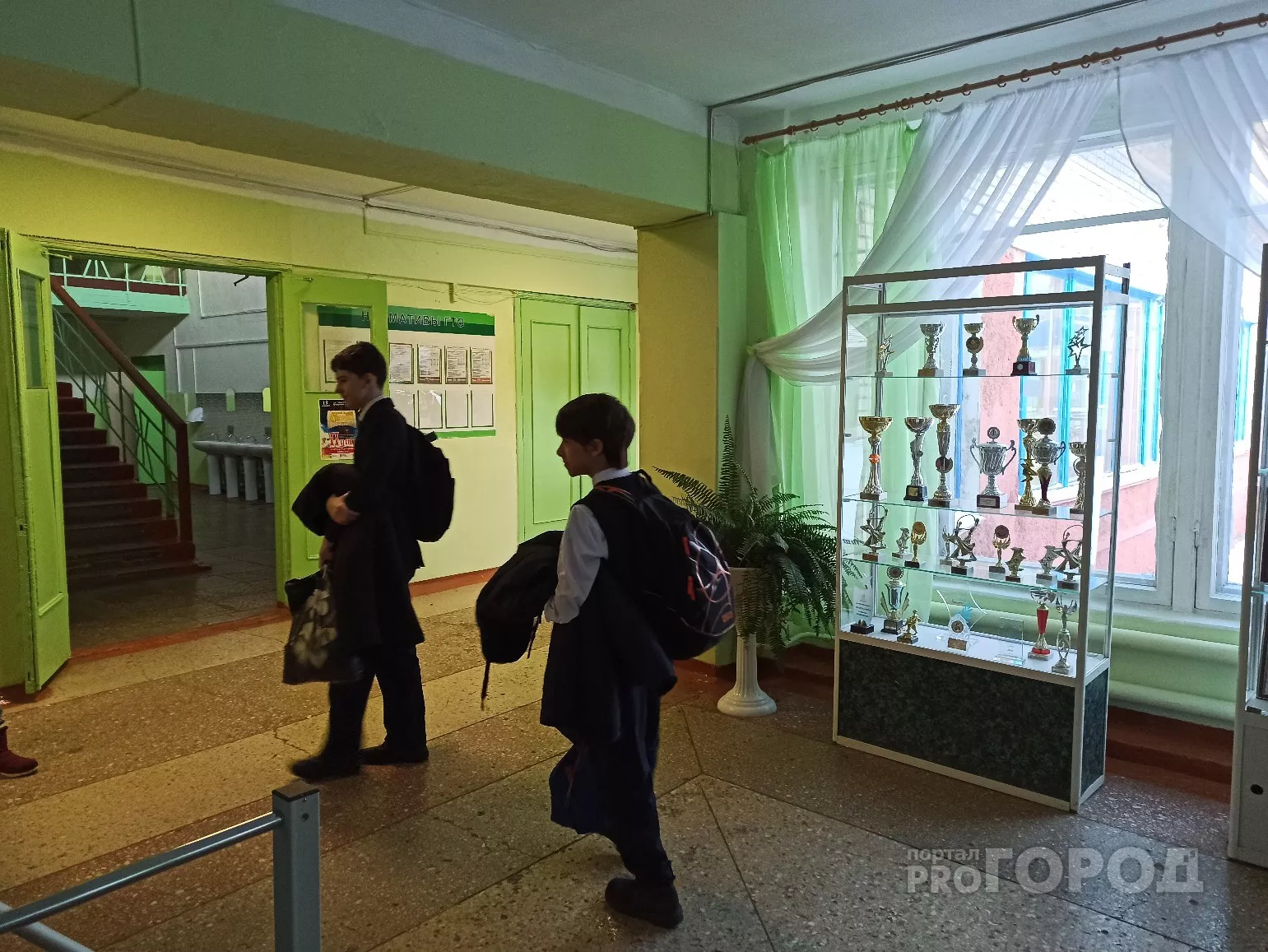 Фото к статье: Николаев объяснил, почему начальные и старшие классы вернули с дистанта