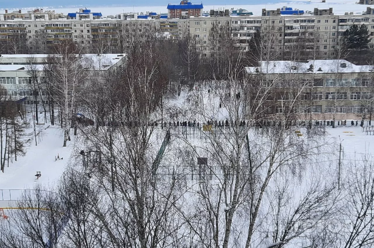Фото к статье: В Чебоксарах эвакуировали детей из нескольких школ