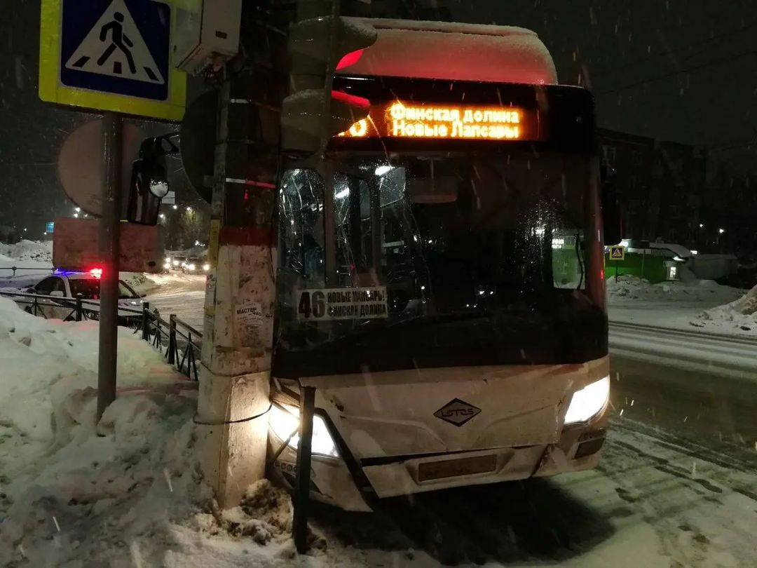 Чебоксарский автобус врезался в столб: три пассажира попали в больницу
