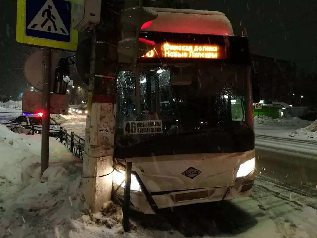 Фото к статье: Чебоксарский автобус врезался в столб: три пассажира попали в больницу