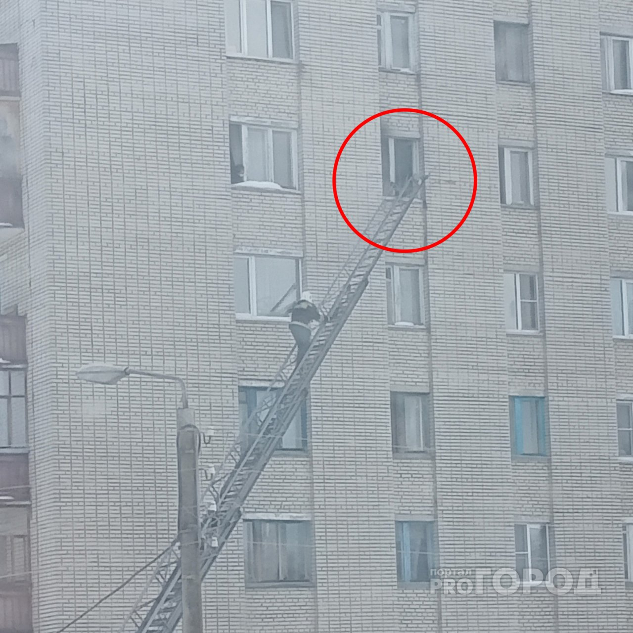 В центре Новочебоксарска загорелось общежитие