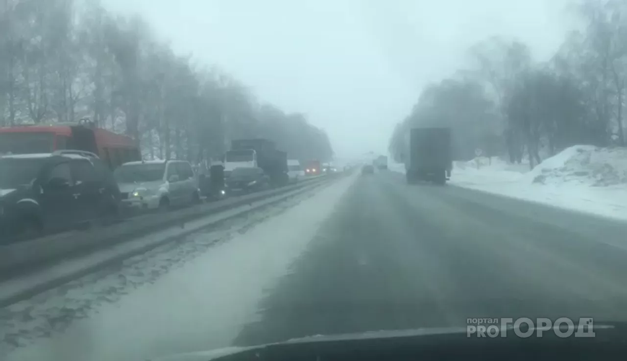 Фото к статье: На Марпосадском шоссе две аварии: "Опель" снес столб и перекрыл дорогу"