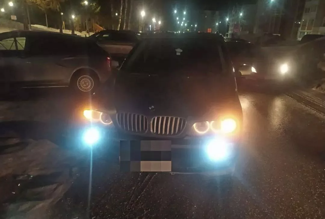 Фото к статье: Ночью в Чебоксарах BMW сбил пешехода: пострадавшего увезли в реанимацию