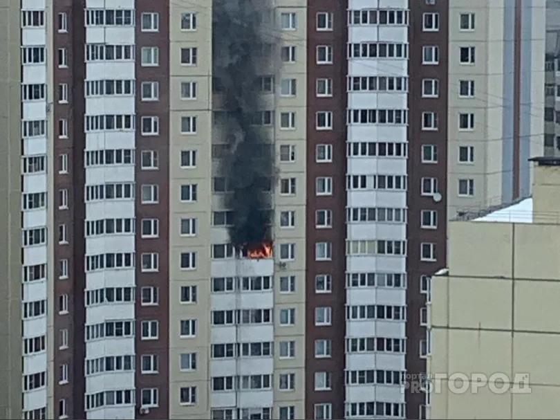 Фото к статье: В Чебоксарах на Тракторостроителей загорелась многоэтажка