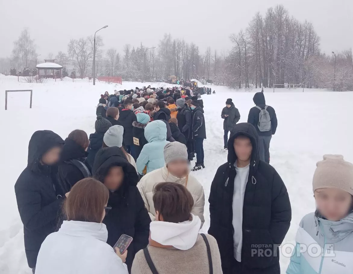 Фото к статье: В Кугесях и Чебоксарах эвакуировали учеников из школ