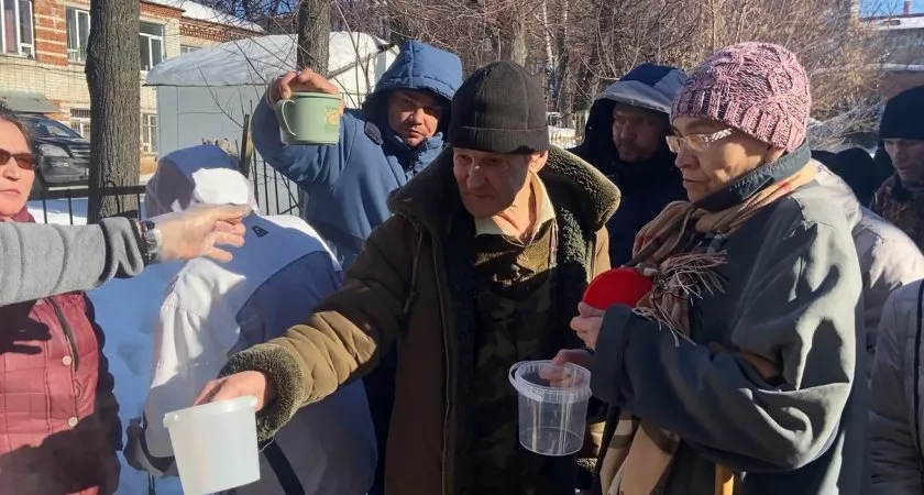 Фото к статье: Семь лет супруги не только бесплатно кормят и стригут нуждающихся, но и меняют их судьбы