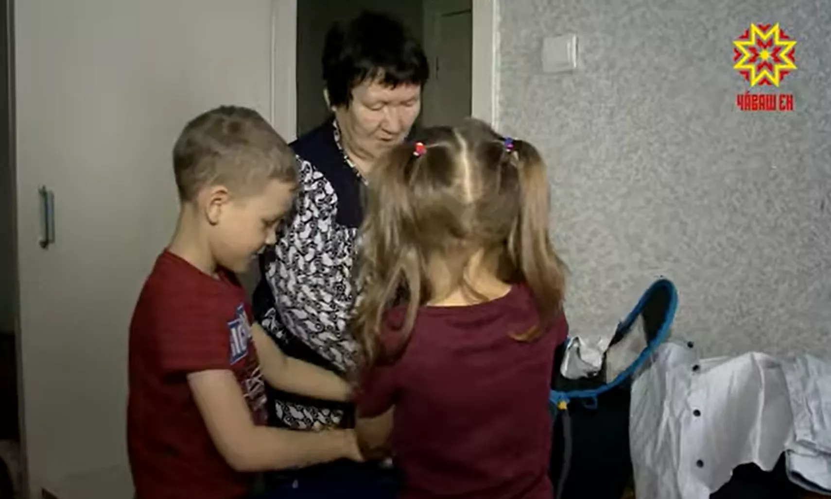 Фото к статье: Четверо внуков из ЛНР укрылись у бабушки в Шумерле: пока дают бесплатные продукты, привезли новый диван