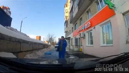 Фото к статье: В Чебоксарах под окнами пятиэтажки нашли тело мужчины