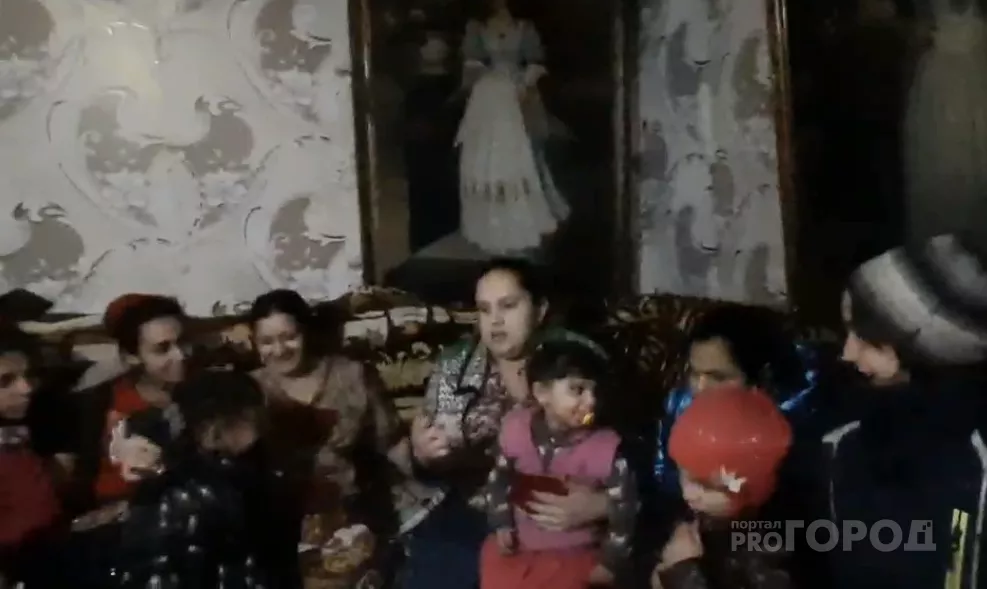 Фото к статье: Цыгане из Альгешево записали видеообращение к Путину: "Нас выселяют, 300 детей останутся на улице"