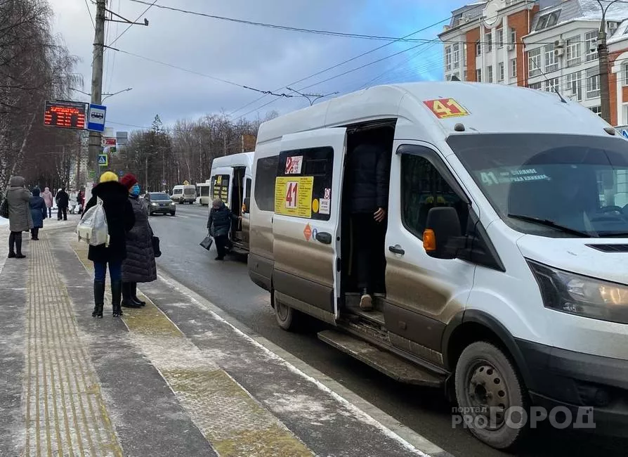 Фото к статье: Чебоксарка нашла в маршрутке чужую банковскую карту и отправилась с ней по магазинам