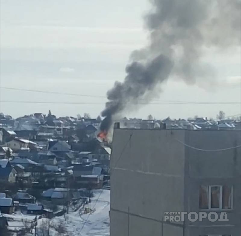 В частном секторе Южного Поселка огонь охватил дом