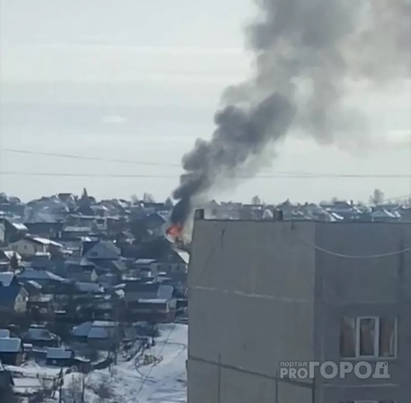 Фото к статье: В частном секторе Южного Поселка огонь охватил дом