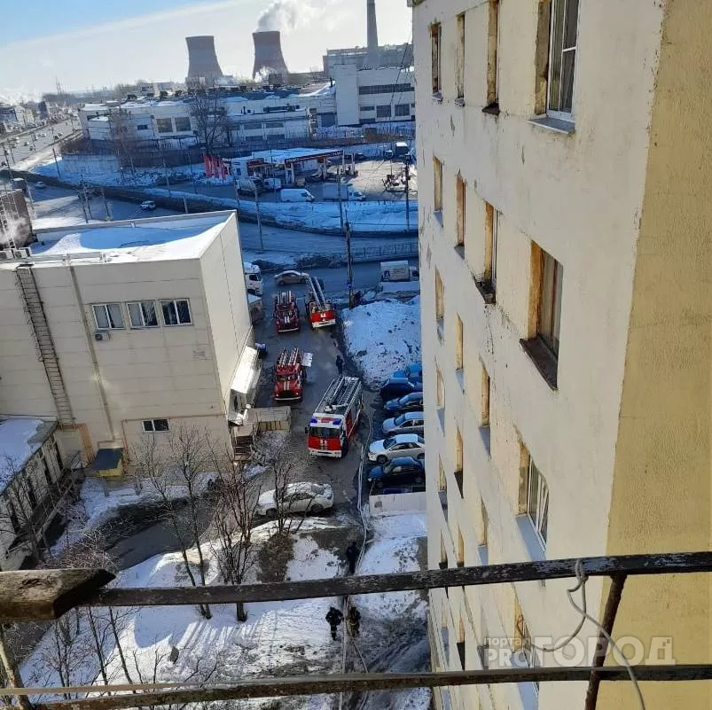 Фото к статье: В Чебоксарах на проспекте Мира загорелось общежитие: мужчину и ребенка увезли на скорой помощи
