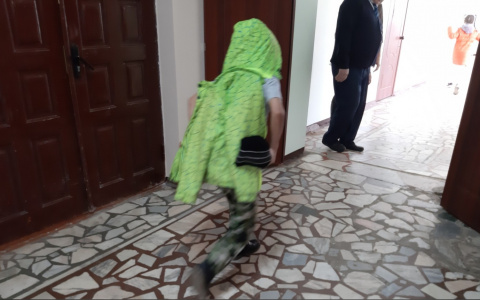 400 учеников одной школы досрочно отправили на каникулы