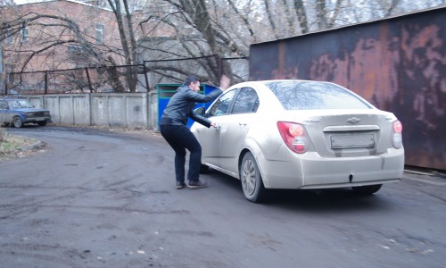 В Новочебоксарске банду угонщиков и поджигателей поймали во время ограбления киоска