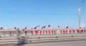 Вдоль Московского моста выстроились люди с флагами