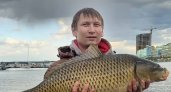 Чебоксарец выловил возле Речного порта трофейного сазана