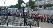 В Чебоксарах сотни людей выстроились в очередь на автобусы до кладбища