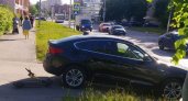 Водитель BMW сбил парня на самокате, ехавшего по тротуару