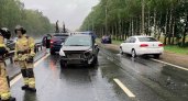 В Чебоксарах на Марпосадском шоссе из-за колеи на дороге иномарка влетела в две машины