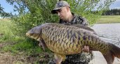 Рыбак из Чувашии поймал почти 17-килограммового карпа, сфотографировался и отпустил его