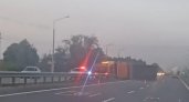 В Чувашии на М7 грузовик снес отбойник и завалился на бок