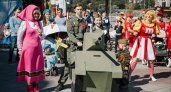 Дефиле детских колясок в Чебоксарах: танк, футбольные ворота и парашют