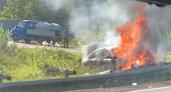 Утром около трассы в Чебоксарском районе вспыхнула легковушка