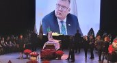 Дом культуры не смог вместить всех людей, которые пришли на прощание с главой Чебоксар