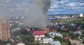 Недалеко от Залива в Чебоксарах полыхает дом: черный дым виден за километры