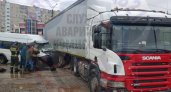 Маршрутка разбилась о фуру в Новочебоксарске: момент ДТП попал на камеру