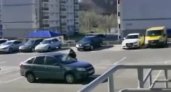 В Чебоксарах таксист вышвырнул пассажирку из салона, а потом наехал на нее