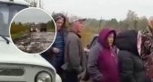 Жители деревни перекрыли дорогу грузовикам М12: "Дороги разворочены, проехать невозможно!"
