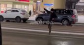 Мужчина бегает по проезжей части в Чебоксарах и кричит на прохожих