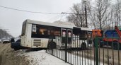 В Чебоксарах автобус № 26 снес забор и вылетел на встречку