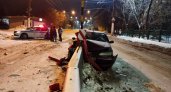 Девушка на Peugeot въехала в ограждение, проломив полкапота