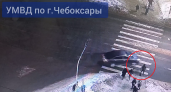 В Чебоксарах бегущий школьник врезался в иномарку