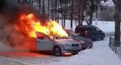 В Цивильске посреди улицы полыхает иномарка