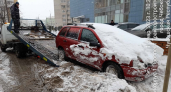 Брошенные автомобили, заваленные снегом, вывозят в Чебоксарах на спецстоянку