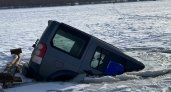 В Чувашии на Суре Land Rover Discovery ушел под лед
