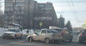 В Чебоксарах недалеко от "Мадагаскара" столкнулись две легковушки